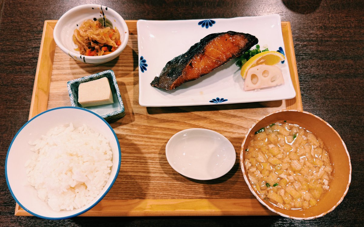 aatsu0702's tweet photo. 創業50年、福岡にある味の正福の一番人気の定食の
銀ダラみりん定食！紹介してもらい訪れたお店で行ったかいがあるほど美味しさを感じられた定食！
江戸時代からある日本の定食文化。全国各地にまだまだある老舗のお店を訪れていきたい！
＃定食 https://t.co/DjHZH64CSH