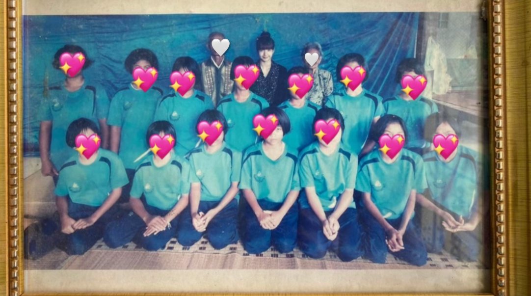 riasmanager's tweet photo. The Manobals are known for being super generous. This photo was probably taken while Lisa and her grandparents were doing charity for school kids, cmiiw! https://t.co/KsqSYYZOju