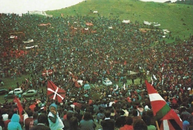 ideiazabaldub's tweet photo. Gaurko egunez, 1977an, Euskal Herrian inoiz izandako mobilizazio handienetako bat hasi zen: 

«ASKATASUNAREN IBILALDIA»

Agurain, Gernika, Lodosa eta Zarauztik abiatutako lau zutabeek Arazuriko zelaietan egin zuten bat. Poliziak gogor egin zien eraso. https://t.co/9IaC3syLbk
