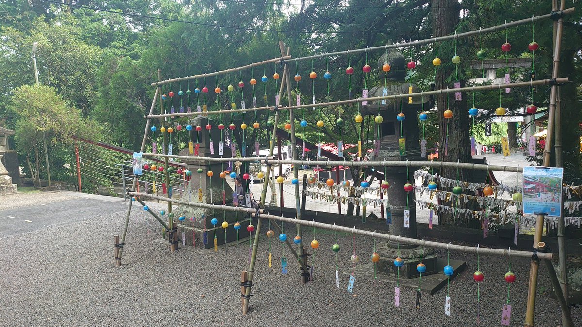 OkaginW's tweet photo. 夏を感じさせる風鈴と茅の輪、和歌を唱えながら、八の字にくぐると健康になるそう
おみくじは大吉、財布にしまいます。
御朱印と、お土産を購入 https://t.co/Gh8zspEQZw