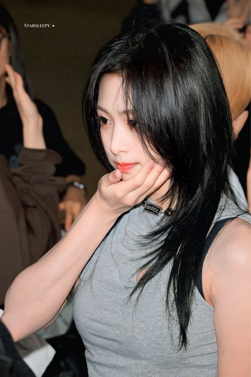 bm_eraa's tweet photo. AHYEON arrives at Incheon International Airport, South Korea. ✈️🇰🇷

Bright smile, stunning visuals, and another unforgettable airport appearance. 💙

#BABYMONSTER #베이비몬스터 #AHYEON #아현 #Airport https://t.co/BeWJ59aDBh
