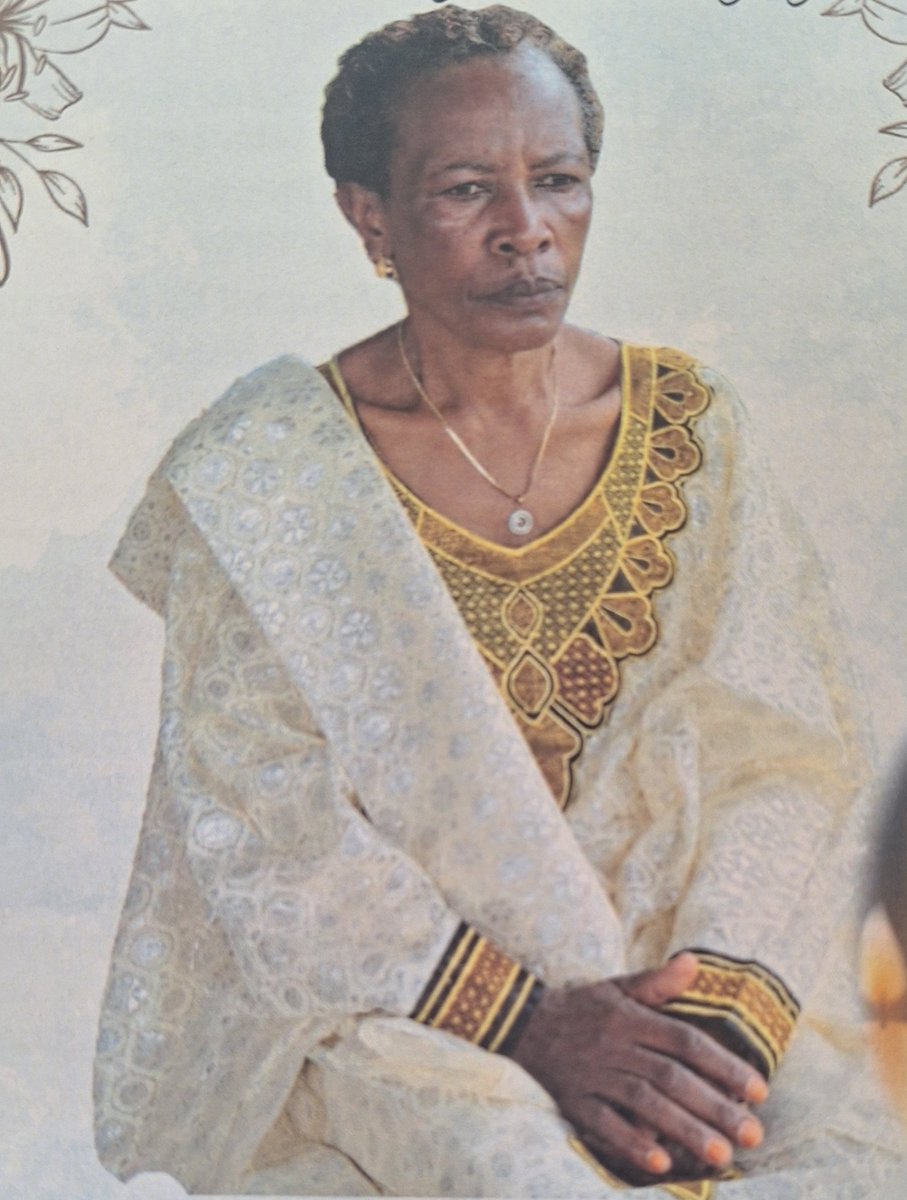 SsenyonjoMosesk's tweet photo. Ntuuse e Kasese okukungubagirako Omumbere w'Obusinga bwa Rwenzururu olwokuviibwako mwannyina, "Rubugha Asinace Muhindo KunihiraKibazanzanga" Omukama gwe yajjuludde. Ku lwa St. Mary's College Lugazi tusaasidde nnyo Abayizi baffe n'Abantu b'Obusinga olwokuviibwako maama on. MHSRIP https://t.co/QCzMIUMsqK