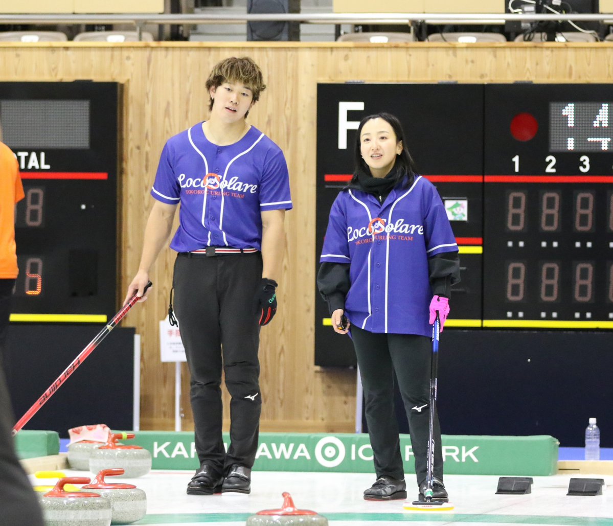 sports_shinmai's tweet photo. カーリング日本ミックスダブルス選手権の推薦チーム選考会には女子のロコ・ソラーレのメンバーも新ペアで参加🥌鈴木、所ペアの臨時コーチに両角友佑さん！？　鈴木選手は「私は作戦面が苦手なので、ダメ元でお願いしたらＯＫをもらえました。友達枠です（笑）」　#ロコ・ソラーレ　#カーリング https://t.co/VnzmiOntFj