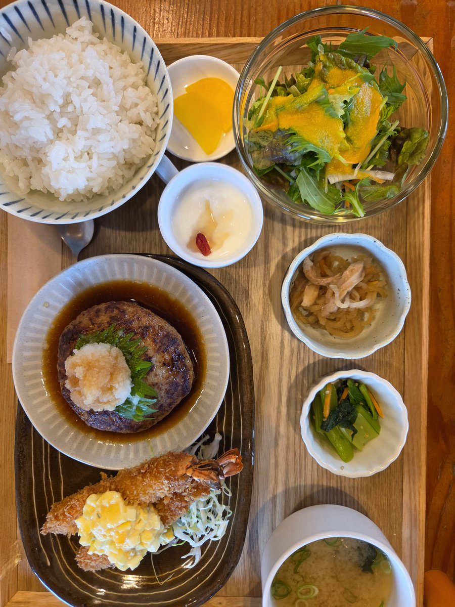 yossymomo1's tweet photo. 職場の先輩とお出かけの時のランチ☀️🍴
おろしハンバーグランチ。大きな海老フライが2尾も🤤ごちそうさまでした🍴🍤 https://t.co/2NHHM8MMtX