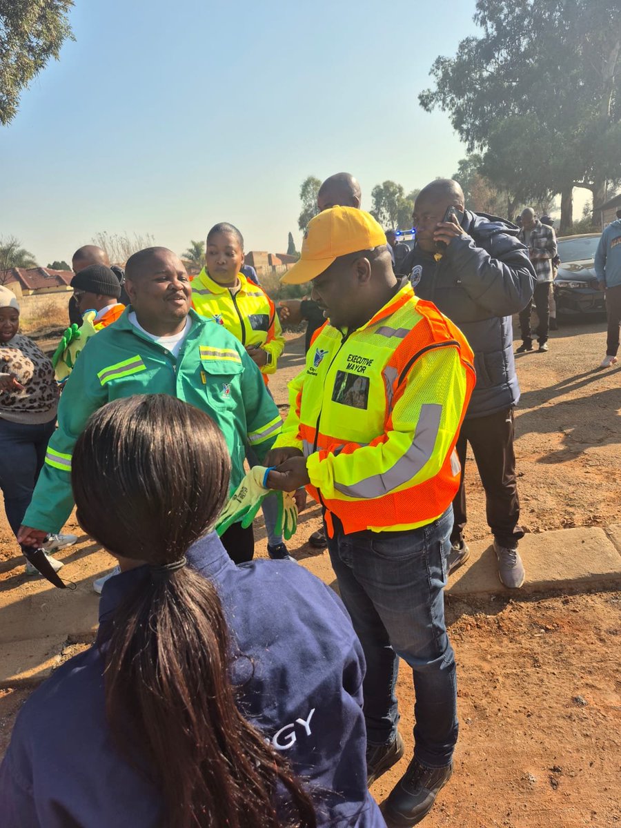 City_Ekurhuleni's tweet photo. 🚧 #ServiceDeliveryFridays | #Vosloorus
Service Delivery Friday is underway in Vosloorus, led by Executive Mayor Ald. Nkosindiphile Xhakaza, as teams work to improve services and infrastructure across the area.
🛣️ The programme began with pothole repairs on Lesika Street, https://t.co/ankBQFuMNE