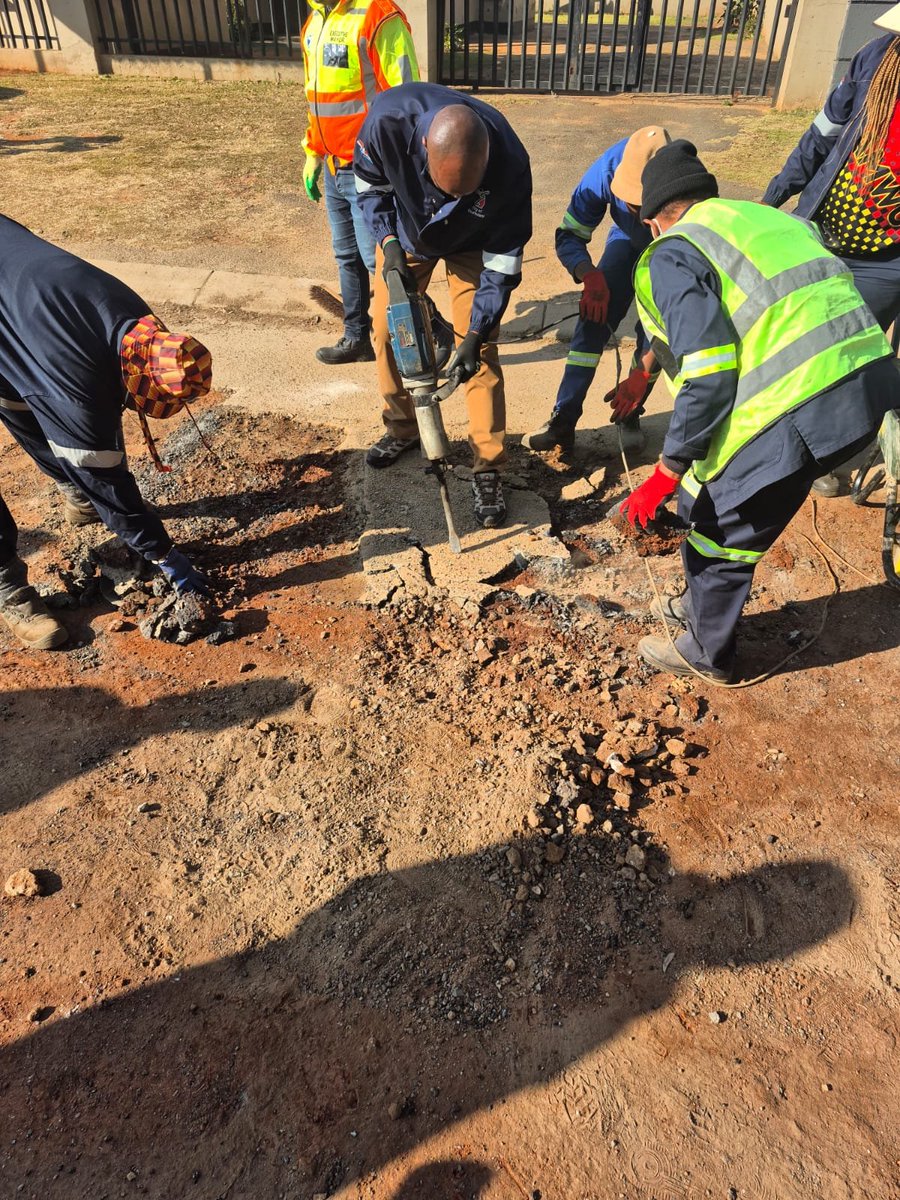 City_Ekurhuleni's tweet photo. 🚧 #ServiceDeliveryFridays | #Vosloorus
Service Delivery Friday is underway in Vosloorus, led by Executive Mayor Ald. Nkosindiphile Xhakaza, as teams work to improve services and infrastructure across the area.
🛣️ The programme began with pothole repairs on Lesika Street, https://t.co/ankBQFuMNE