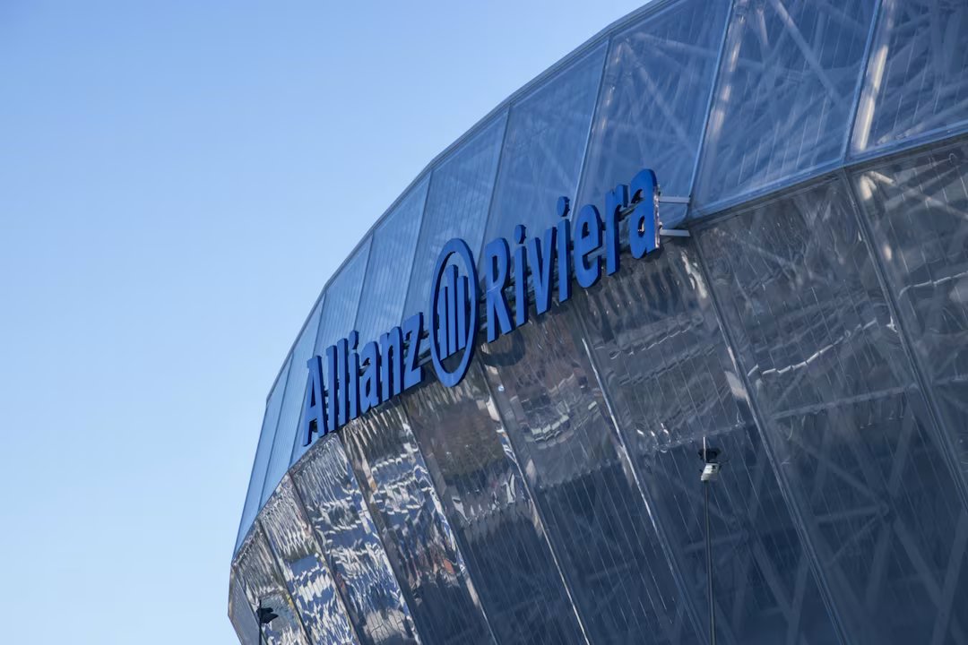 Disruption_IA's tweet photo. 🧯 Allianz supprime 1 800 postes pour passer à l'IA à grande échelle. C'est la fin de la phase confortable des démos IA en entreprise.

Dans l'assurance, les usages sont nombreux : traitement de dossiers, relation client, analyse documentaire, gestion des sinistres, contrôle interne. L'IA peut accélérer une partie de ces tâches. Mais dès que l'automatisation entre dans les opérations, elle ne reste plus un sujet d'innovation. Elle devient un sujet d'organisation, de métiers et de négociation sociale.

Ça fait écho à Oracle qui a viré 21 000 personnes en l'écrivant dans son rapport SEC, à Microsoft qui a supprimé 4 800 postes lundi. Et en même temps, les études montrent que les entreprises utilisant massivement l'IA embauchent aussi plus (+10,2 % d'effectifs en moyenne).

Le paradoxe est réel : l'IA crée et détruit en même temps. La différence entre les deux dépend entièrement de la façon dont les dirigeants gèrent la transition. Remplacer des tâches est une chose. Remplacer la compréhension du terrain en est une autre. Et quand le plan social arrive avant la stratégie de reclassement, c'est un signal que la technologie avance plus vite que le management.