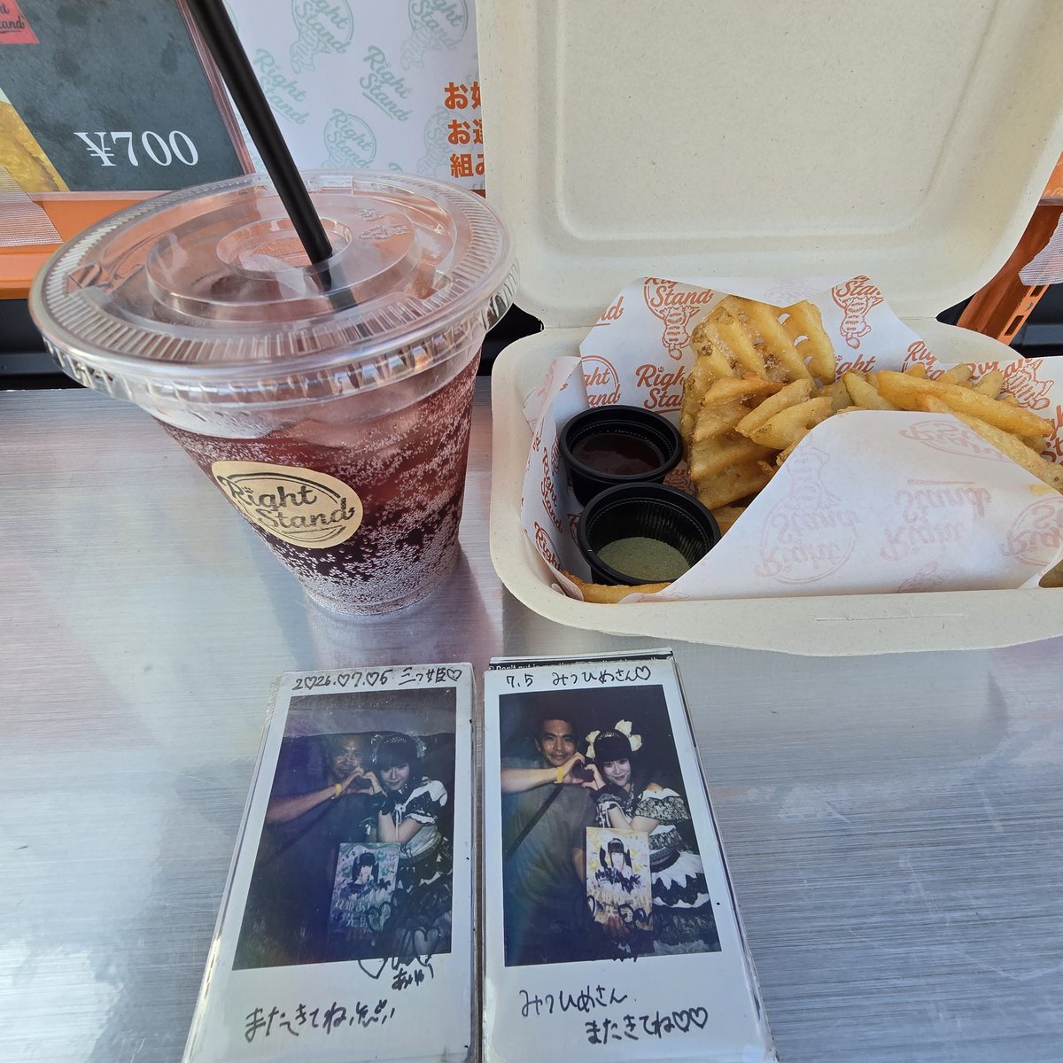 C1GnqvOoUl67726's tweet photo. 仕事帰りにバタバタで閉店間際のライスタへ!頭を下げてなんとかポテトをご馳走になれました🙏🍟
福岡LIVEの物販で撮った双姫あいかちゃん&ゆうりちゃんのチェキを添えて。自分は三つ姫ちゃんなので「三つ姫ちゃんWith双姫ちゃん」でいただきます!
#RightStand #チェキ #推し活 #まっチャージ https://t.co/awMrC671sY