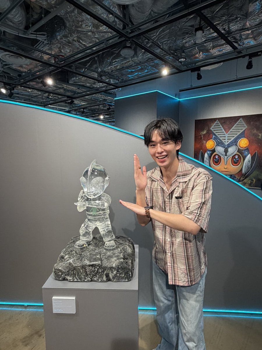 _haruto_yoshida's tweet photo. 本日7月10日は #ウルトラマンの日 ✨
ウルトラマンがお茶の間のテレビにはじめてに登場してから60年となる記念すべき日です！

ということで、ウルトラマンシリーズ60周年を記念した企画展『SHUWATCH with U』を観に渋谷PARCOへ行ってきました！

国内外12名のアーティストの皆さんが、それぞれの視点で再解釈したウルトラマンの世界は、どの作品も個性があってとても見応えがありました。

『ウルトラマンオメガ』でホシミコウセイを演じさせていただいた身としても、改めてウルトラマンという作品の広がりや魅力を感じられる、特別な時間でした。

ぜひ足を運んでみてください😊

#SHUWATCHwithU #ウルトラマン #ウルトラマンオメガ