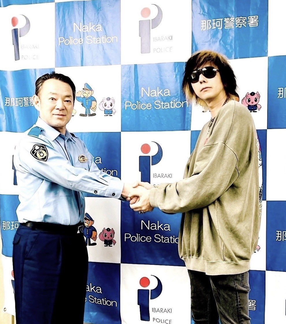 mynameisyorke's tweet photo. トークショーの前に茨城県那珂警察署に訪問させて頂き、中村署長と白田警部へご挨拶させていただきました👮‍♂️
本日はお世話になりました！(STAFF)
#那珂市 https://t.co/xISMJYCeGV