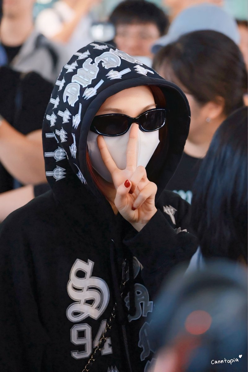 bm_eraa's tweet photo. CHIQUITA arrives at Incheon International Airport, South Korea. ✈️🇰🇷

Radiating youthful energy and lovely visuals on her arrival. 💙

#BABYMONSTER #베이비몬스터 #CHIQUITA #치키타 #Airport https://t.co/xHIXkk0eHr