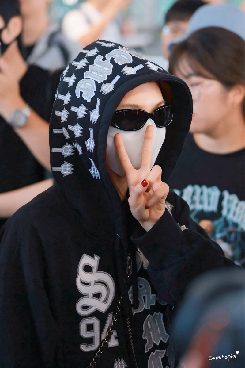 bm_eraa's tweet photo. CHIQUITA arrives at Incheon International Airport, South Korea. ✈️🇰🇷

Radiating youthful energy and lovely visuals on her arrival. 💙

#BABYMONSTER #베이비몬스터 #CHIQUITA #치키타 #Airport https://t.co/xHIXkk0eHr