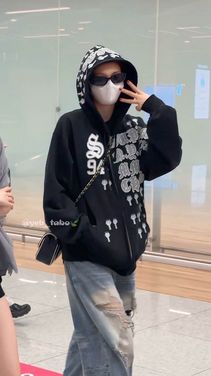 bm_eraa's tweet photo. CHIQUITA arrives at Incheon International Airport, South Korea. ✈️🇰🇷

Radiating youthful energy and lovely visuals on her arrival. 💙

#BABYMONSTER #베이비몬스터 #CHIQUITA #치키타 #Airport https://t.co/xHIXkk0eHr