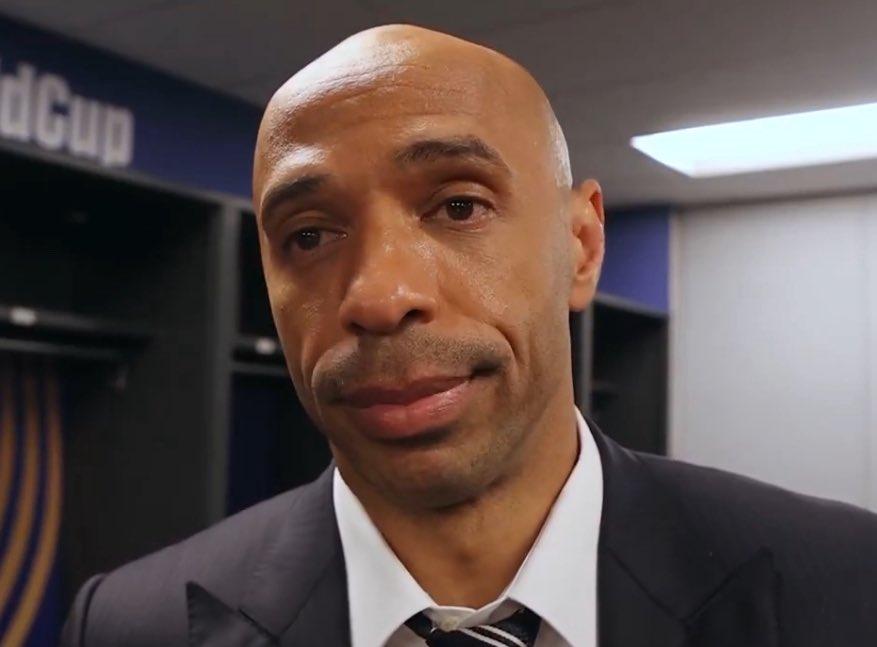 ActuFoot_'s tweet photo. 🚨 Thierry Henry 🇫🇷 dans le vestiaire des Bleus après la qualification : « FRANCHEMENT LES GARS, ON NE SAIT PLUS QUOI DIRE. 😮‍💨

En possession : EXTRAORDINAIRE comme d'habitude mais moi, ce qui m'impressionne le plus, c'est la capacité que l'équipe a de récupérer les ballons. 🥵

Ce que fait l'équipe hors possession, c'est EXTRAORDINAIRE. 

Bravo "DD", bravo l'équipe et les supporters aussi. 👏

J'étais à la télé et voir cet engouement, c'est vraiment extraordinaire. Pourvu que ça dure, ça fait vraiment chaud au cœur, surtout de voir une équipe comme ça. 

Mais bon, on n'est qu'en demi-finale. C’EST BEAU, attention ! Mais quand je dis "on n'est qu'en demi-finale", c'est pour aller PLUS LOIN. ⏳ »

🎙️ @equipedefrance