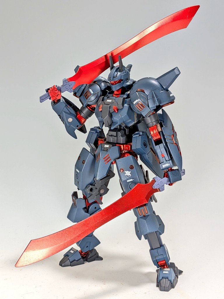soria278's tweet photo. レヴィニクス[RUTHLESS]
マクシオン軍が敵軍技術検証のため、レヴィニクスをベースとして開発した試験機。
バイロン軍から鹵獲した装甲は耐久性向上の他に、二振りの大型エネルギーソードの刀身形成に要する出力を供給する役割も果たしている。
その苛烈な太刀筋に、慈悲は無い。
#30MMCM2026
#30MMMF https://t.co/HJgG3f58QK