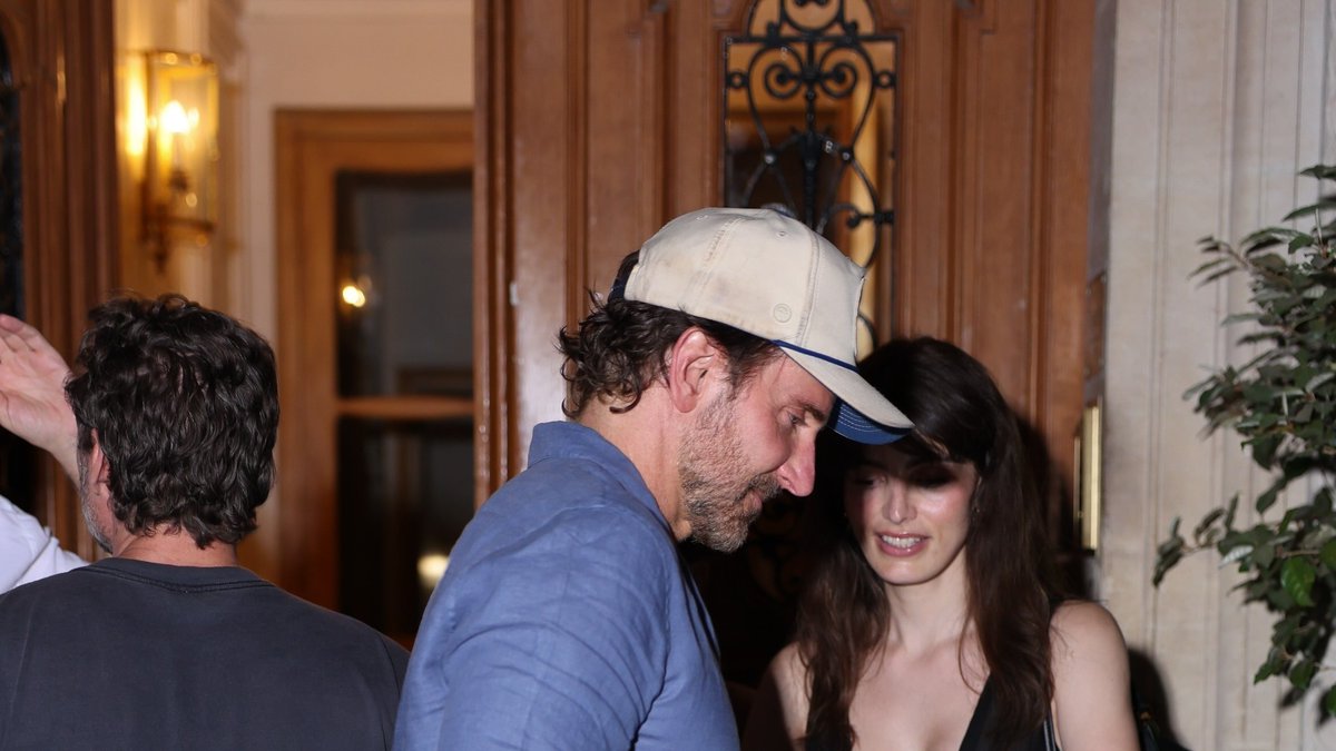 BollyTellyBuzz's tweet photo. #BradleyCooper, #GigiHadid, #PedroPascal and #LuxPascal spotted out in Paris🇫🇷✨ The four were seen heading out for dinner as Paris continued to draw Hollywood's biggest names during Fashion Week! https://t.co/eBoOvip2mm