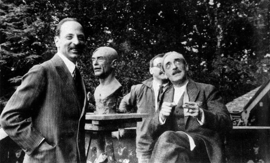 Morgan_Anastasi's tweet photo. I really love and cherish this photo of Ranier Maria Rilke and Paul Valery in 1926, just a few months before Rilke's death. I never really think of Rilke as someone who smiles or laughs a lot, he's not really a very gregarious sort. But he just looks so happy here. https://t.co/lHus5OPDMS