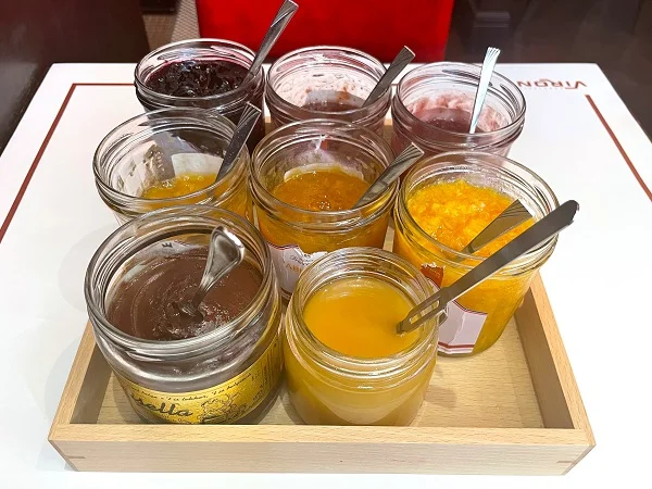CompanyHun65088's tweet photo. お店はこちら
https://t.co/SIP72isKaS

補足
モーニングセットでは
・コーヒーと紅茶が飲み放題

6種のジャムハチミツ
・チョコレートクリーム・ストロベリーピーチ
・アプリコット・ブルーベリー
・ハチミツにチョコレートなどが付け放題

パンの内容は
決められた3種類
かごから好きなパンを1つ選択 https://t.co/pSj25WuNWl