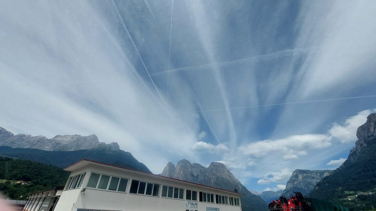 DELTA9_DELTA9's tweet photo. meanwhile in Italy , look at the state of it #geoengineering @IonisedSkyWatch https://t.co/4Mnmo1VLc0