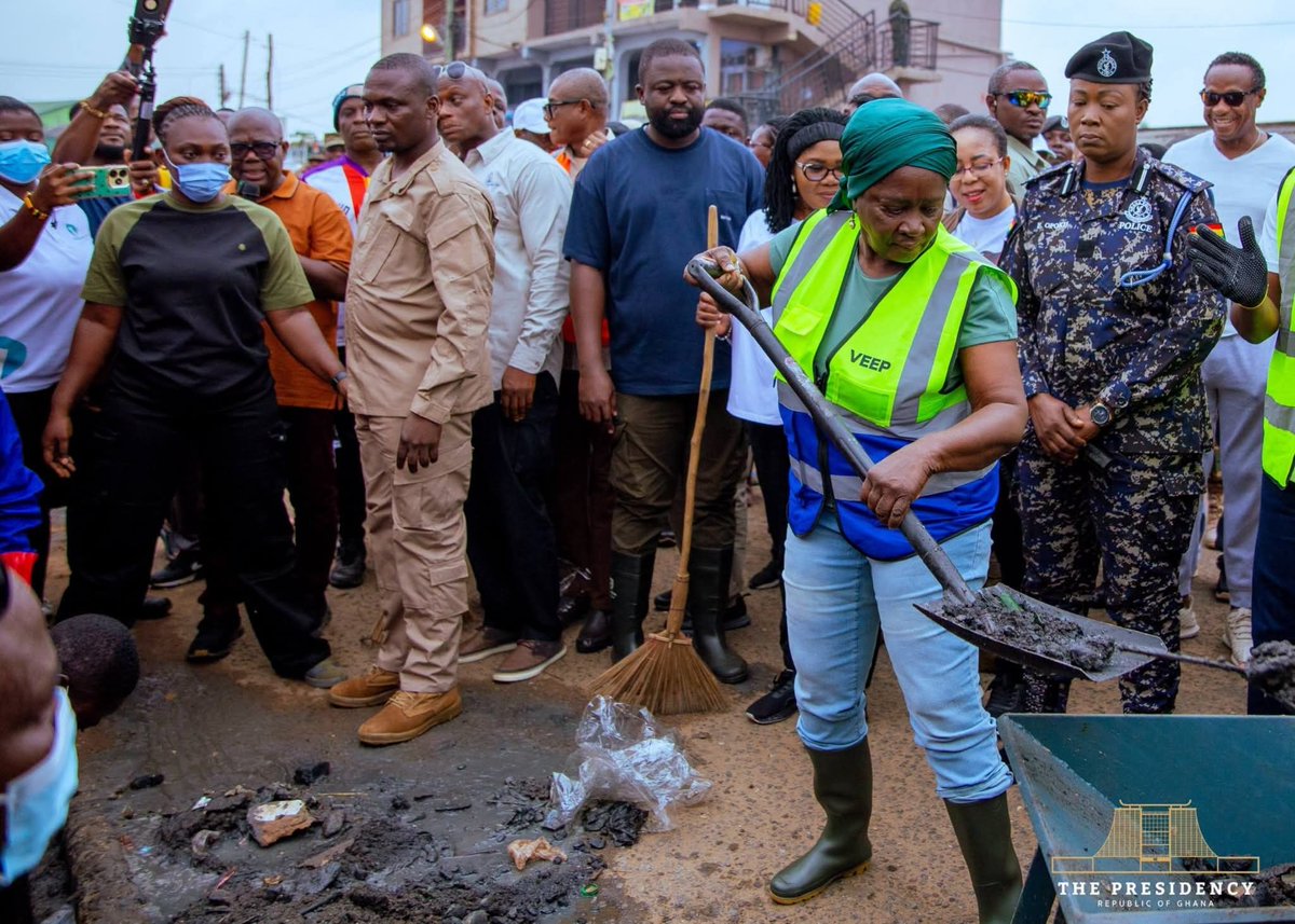 SweetFMOnline's tweet photo. Ghana's Vice President joins Accra cleanup exercise.
#SweetFMOnline #AccraCleanup #CommunityEffort https://t.co/MtD1avtzyW