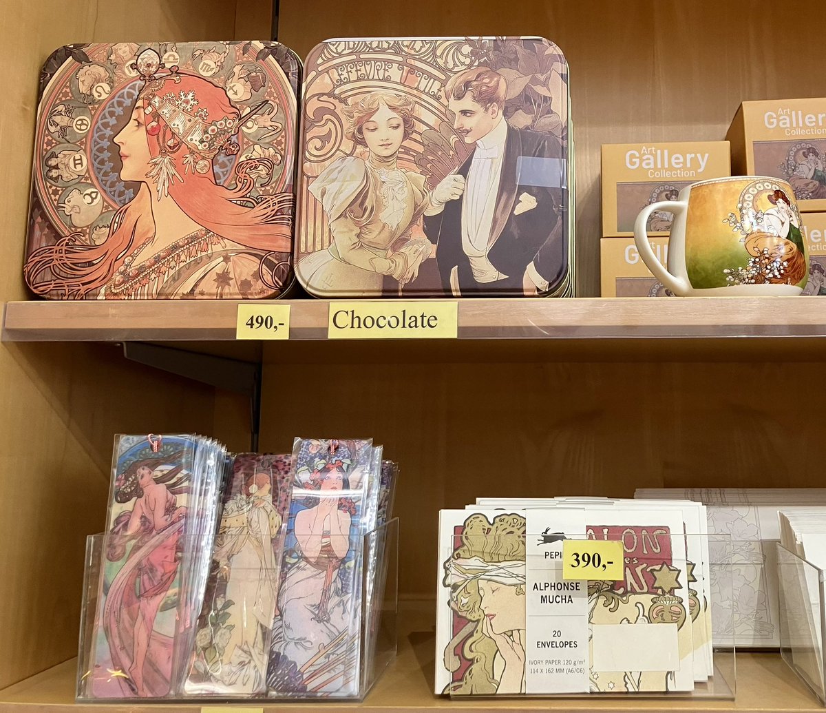 trippiyo's tweet photo. 🇨🇿チェコ旅行で何買う？🛍️🤍

せっかくなら、チェコならではのお土産を持ち帰りたい✨

💎 チェコガラス
🧸 クルテクグッズ
🧴 自然派コスメ
🎨 ミュシャグッズ など…

女子旅にもぴったりな、おすすめのお土産をまとめました🫶 https://t.co/DhTJ5J66rl