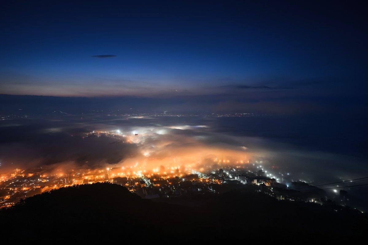 Nitto_Photo's tweet photo. 夜景の名所・函館山から、こんなに美しい雲海が見られるのを知っていますか？ https://t.co/BBdL78qbeQ