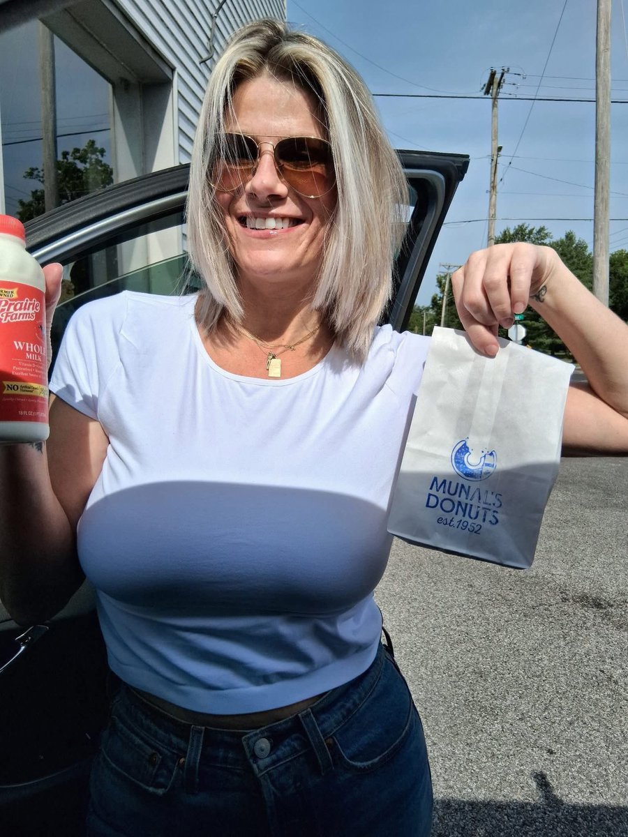 joandelantar12's tweet photo. ☀️ Donuts, milk, and good vibes. That’s my kind of morning. 🍩🥛 https://t.co/TSuhkHe734