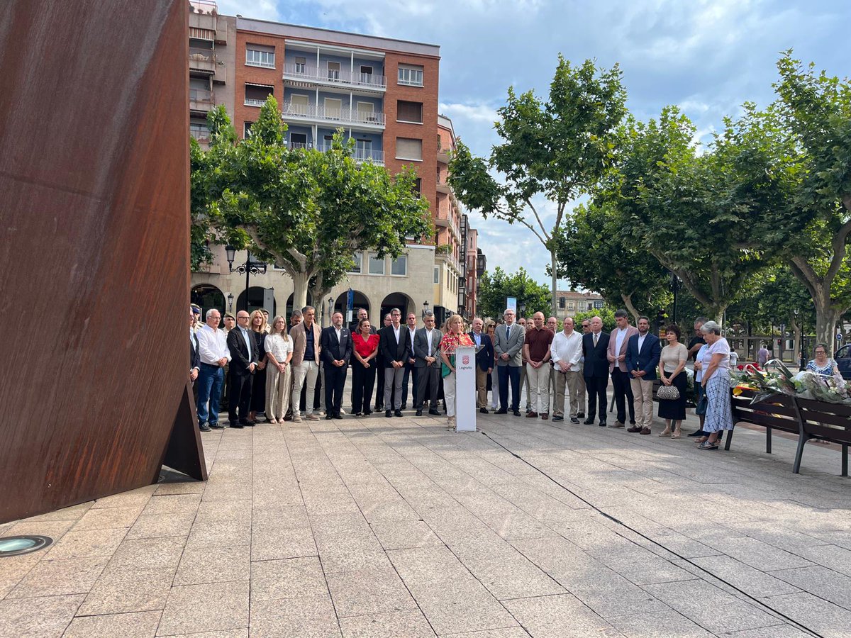 PartidoRiojano's tweet photo. Nuestro portavoz del @PR_Logrono, @rubenantonanzas, ha participado en el acto por el XXIX aniversario del secuestro y asesinato de Miguel Ángel Blanco a manos de ETA, en el monumento a las Víctimas del terrorismo, junto a otros representantes de la sociedad riojana. https://t.co/sy8jWjBrSC