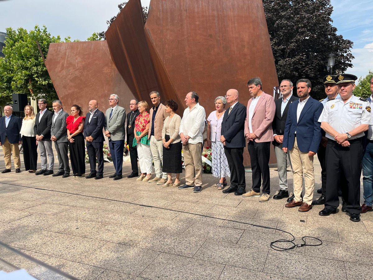 PartidoRiojano's tweet photo. Nuestro portavoz del @PR_Logrono, @rubenantonanzas, ha participado en el acto por el XXIX aniversario del secuestro y asesinato de Miguel Ángel Blanco a manos de ETA, en el monumento a las Víctimas del terrorismo, junto a otros representantes de la sociedad riojana. https://t.co/sy8jWjBrSC