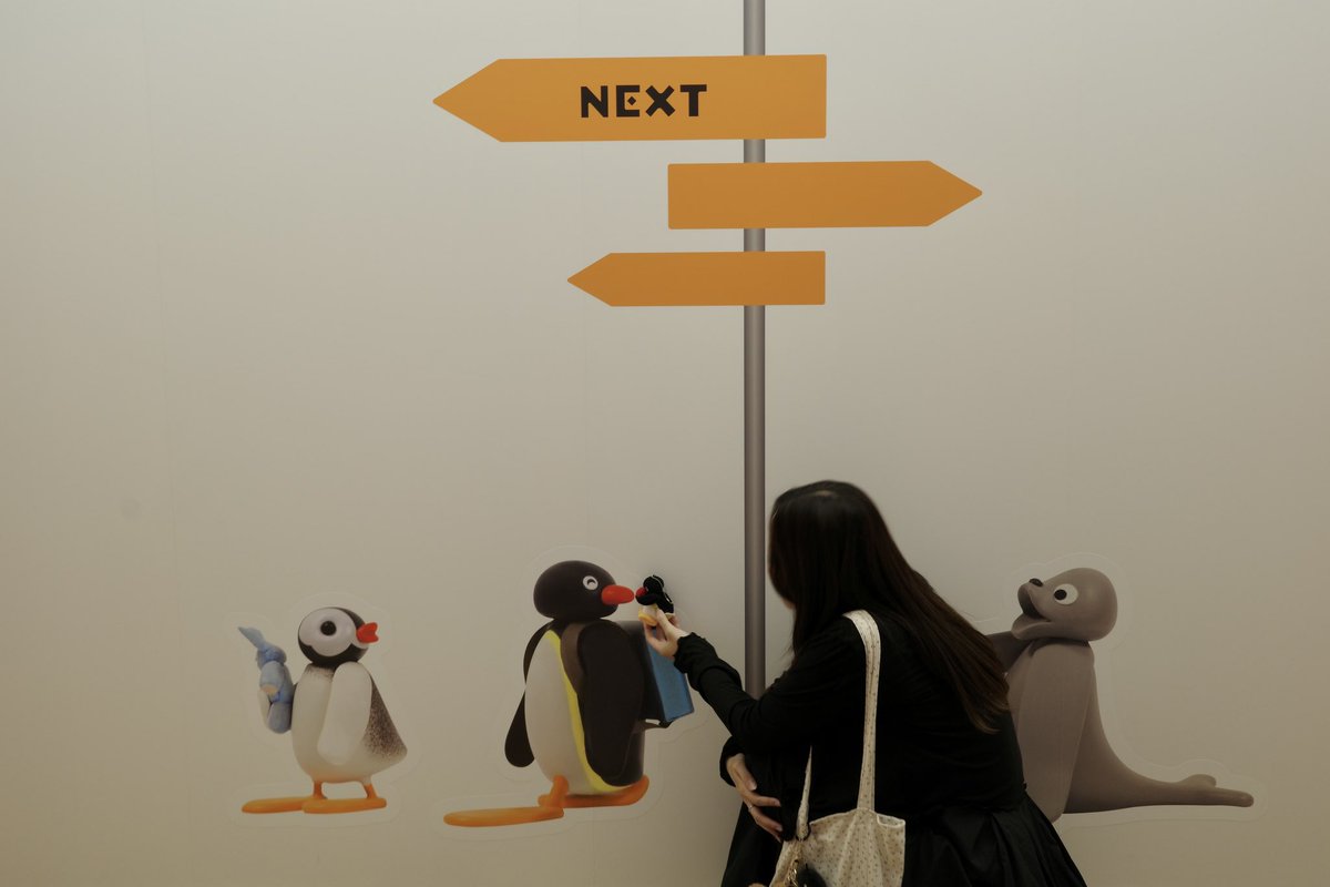 gurio_1022's tweet photo. ピングー展②
展示物は大人も子どもも楽しめる！！
ピングーとピンガのお食事見れるの可愛すぎだよ。前から横から楽しめる。

お顔がピングーになるのも可愛すぎる。
後ろに人が通ってもその人たちもみーーんなピングーやピンガロビのお顔がついて可愛い🫶 https://t.co/Lyllsb69VS
