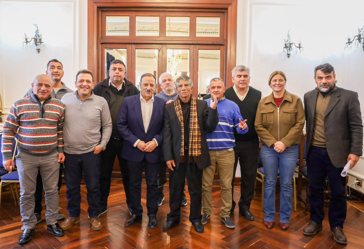 QuintelaRicardo's tweet photo. La defensa de las y los trabajadores es también la defensa de un país más justo y verdaderamente federal.

Compartimos un encuentro con representantes de las 62 Organizaciones Peronistas de todo el país, con quienes dialogamos sobre la realidad que atraviesa la Argentina y la necesidad de fortalecer el movimiento obrero como protagonista en la construcción de una Nación con más oportunidades para todos y todas.

Desde La Rioja seguiremos acompañando cada espacio de organización y participación que tenga como prioridad proteger el trabajo, defender los derechos conquistados y sostener un federalismo que garantice igualdad para todas las provincias.