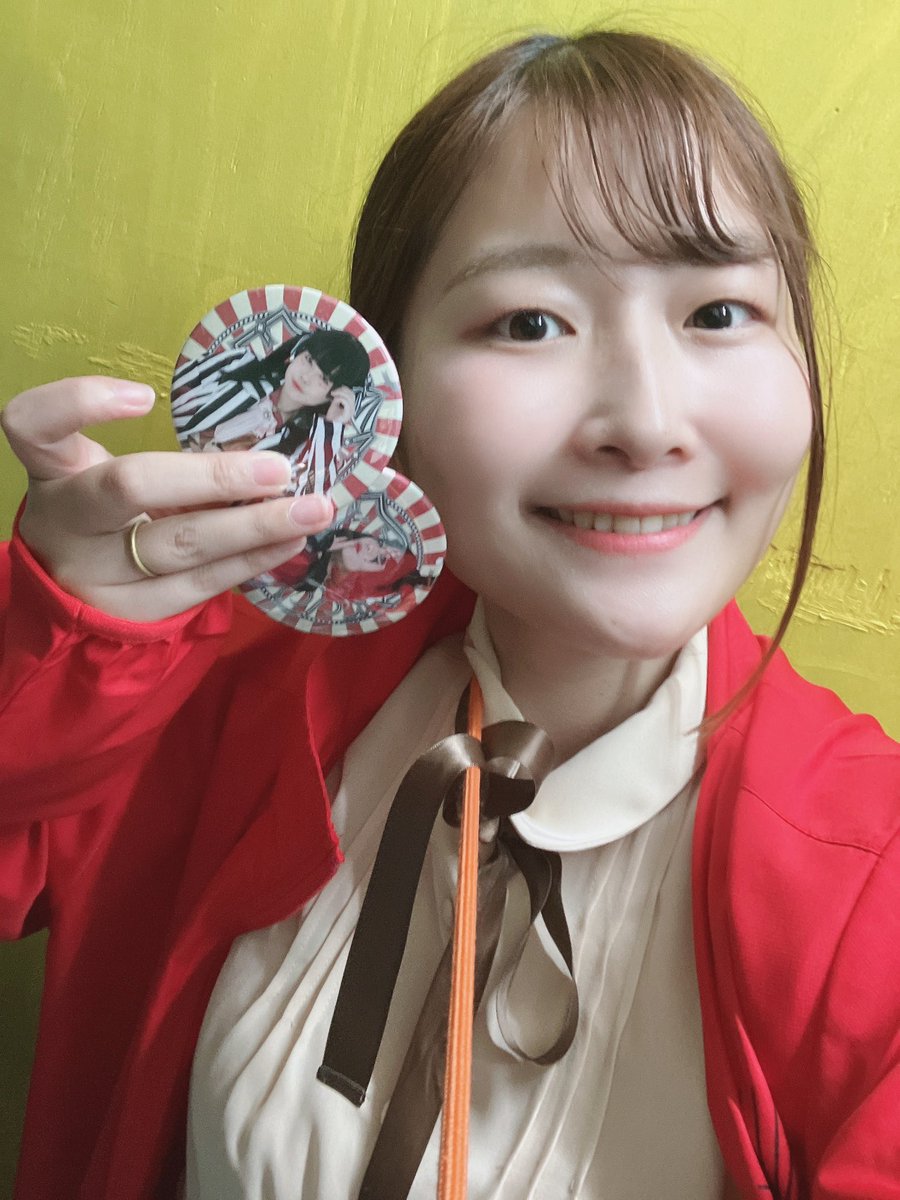 12ayu28's tweet photo. #へどめが
初日ご来場ありがとうございました！

差し入れでユフリアくじの缶バッジをいただいてしまいました！
スタッフパーカーに着けちゃおうかな…
みなさんも推し団員のグッズ身につけるのおすすめです❣️
ブロマイドも可愛いので、デコって持ち歩いたりするのもいいです！🎪可能性は無限大🤡♾️ https://t.co/ww7jJVRf3K