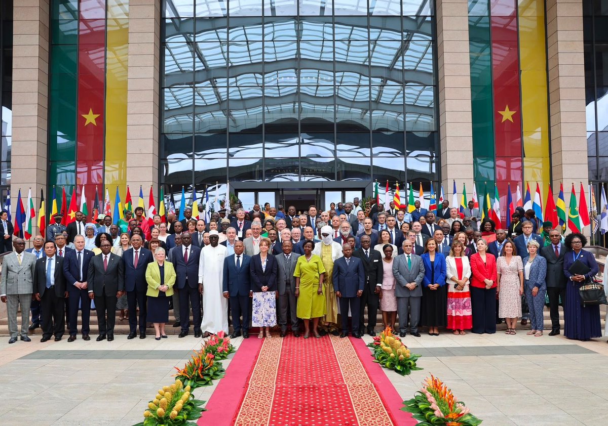 OIFrancophonie's tweet photo. À Yaoundé, à l’ouverture de la 51e session plénière de l’@APFfrancophonie, la Secrétaire générale de la Francophonie, @LMushikiwabo, a souligné l’urgence d’agir face aux grands défis portés par l’OIF et l’APF : la protection des droits des femmes dans l’espace numérique, la lutte contre les désordres de l’information et le développement des compétences numériques de la jeunesse.

Elle a appelé les parlementaires francophones à une mobilisation renforcée afin d’apporter des réponses législatives et opérationnelles à ces enjeux.

#Francophonie #APF