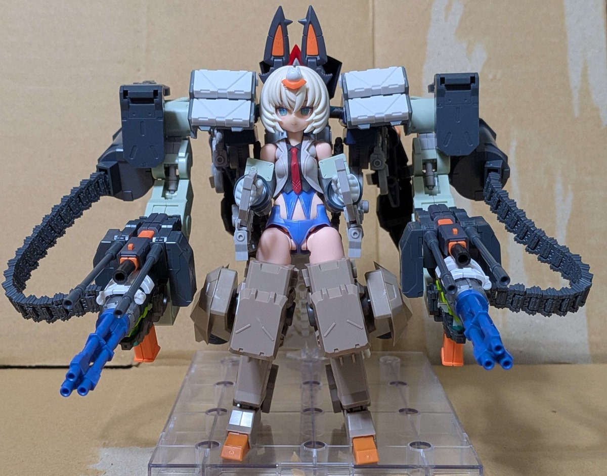SANandGON's tweet photo. もう少しほかの形はできないかなと武装をいじっていたら、以前より肩パーツがうえに上がって、ベルトリンクを腕の背面ではなくて横に付けて、背中にマインを背負える形になりました。ベルトリンクは横か後ろどっちがいいかな？あとは本体にも手をつけねば。　#メガミデバイス　#制作途中　#ミキシング https://t.co/EsoGpKEuLT