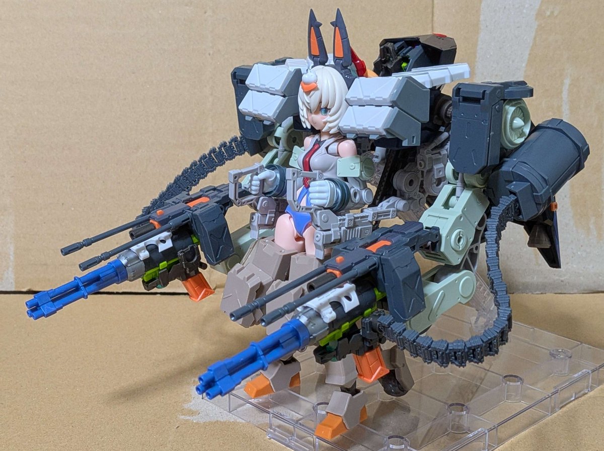 SANandGON's tweet photo. もう少しほかの形はできないかなと武装をいじっていたら、以前より肩パーツがうえに上がって、ベルトリンクを腕の背面ではなくて横に付けて、背中にマインを背負える形になりました。ベルトリンクは横か後ろどっちがいいかな？あとは本体にも手をつけねば。　#メガミデバイス　#制作途中　#ミキシング https://t.co/EsoGpKEuLT
