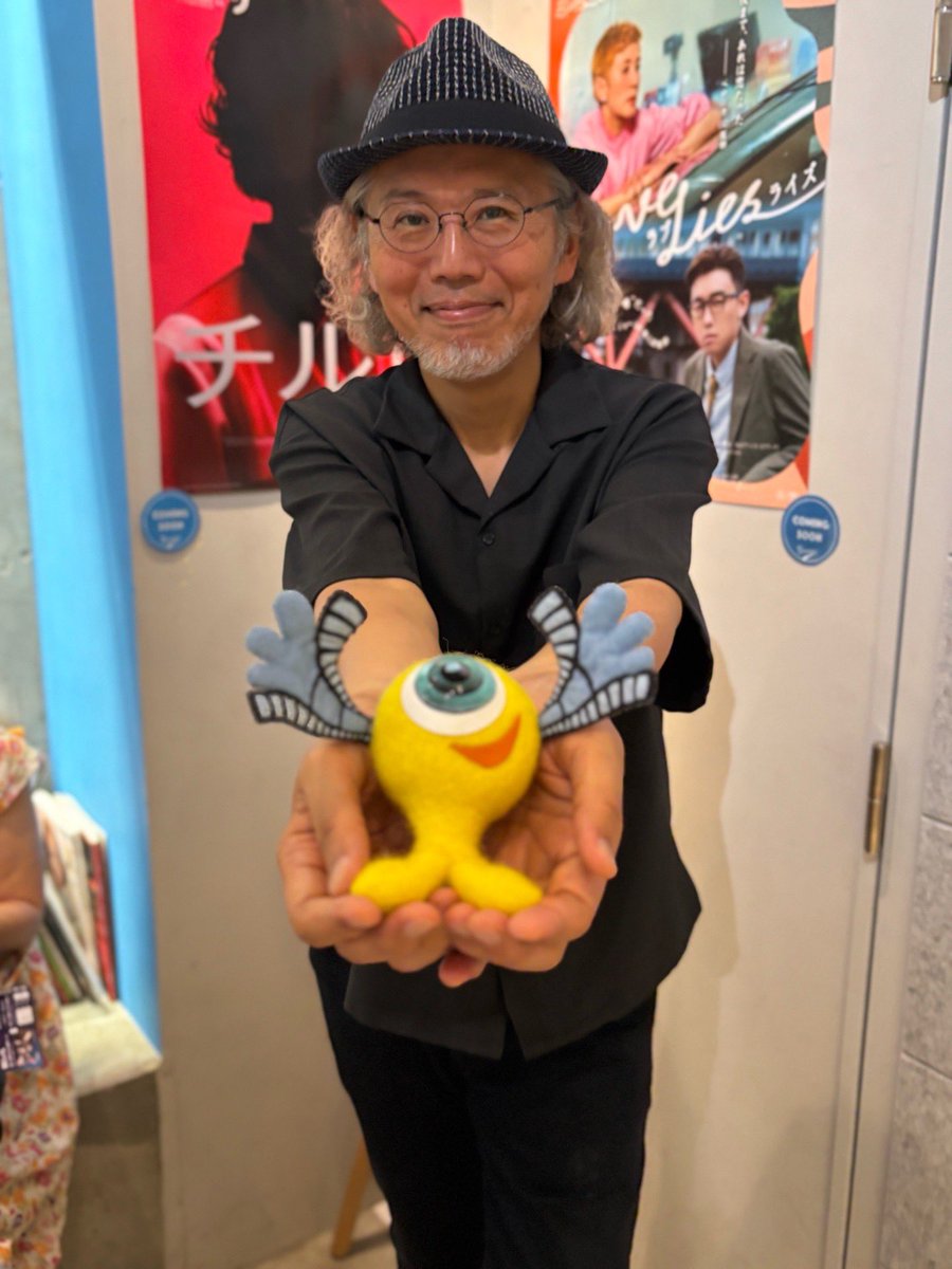 dwarf_inc's tweet photo. ／.+*
ドワーフスタジオ × Stranger コラボ企画！
第20回『#コマ撮り座談会 』
終了しました✨
＼*+.

「コマ撮りアニメーション」について自由に
意見・情報交換ができるコミュニティが誕生！

今回の上映作品はLAIKA作品『KUBO／クボ 二本の弦の秘密』。映画館の大きなスクリーンで観る圧倒的なクオリティの、えっCG?!とも言わんばかりのコマ撮り。とくにスピード感ある迫力の戦闘シーンには目を見張るものがありました！まさに劇中のセリフ「瞬きするなら今のうちだ」でしたね‼️

トークゲストには伊藤有壱先生にご登壇いただき、LAIKAの歴史や制作作品の説明、そしてKUBOのお話を聞くことができました。上映したお客さんからは好きなシーンを教えていただき「あ、あそこだね！」と会場全体で振り返ることができ、楽しいお時間でした😆

その後は現在埼玉県川口市のSKIPシティで開催されている、伊藤先生監修の「コマ撮りってなに？展」についてのご紹介のお時間も❣️

トークショーと座談会にはイメージキャラクター「ストモン」も来てくださり、名前の由来を教えていただきました！ストップモーションの通称を略してストモンになったとのことでした☺️

「コマ撮りってなに？展」は9/27（日）まで開催中✨8/11（火・祝）と9/23（水・祝）の豪華なトーク&上映情報も先日解禁されたばかりです！みなさん要チェックですよ🏃‍♂️💨
HPはこちらhttps://t.co/iyXIYIuC2p

座談会からは竹内泰人さんも参加✨コマ撮り撮影方法についてのレクチャーをしておりました！皆さんの交流の場になっており嬉しいです。

次回のコマ撮り座談会は8月21日（金）開催✨上映作品は『マルセル 靴をはいた小さな貝』です🐚👟
どうぞお楽しみに！！