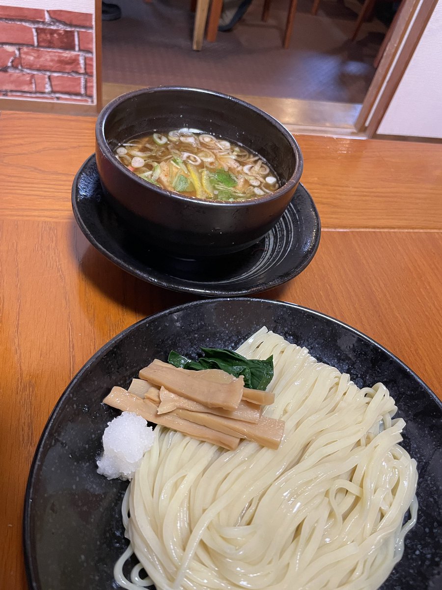 kitakura1020's tweet photo. 最近、多くのお客様にご注文いただいているのが「鰹つけ麺」‼️

鰹の香り豊かなつけ汁に、自家製麺をくぐらせてひと口

さらに、大根おろしが後味をさっぱりとまとめてくれるので、最後まで飽きずにお召し上がりいただけます😊

まだ食べたことがない方は、ぜひ一度お試しください🍜

#キタクラセブン https://t.co/uCOSVBJCes
