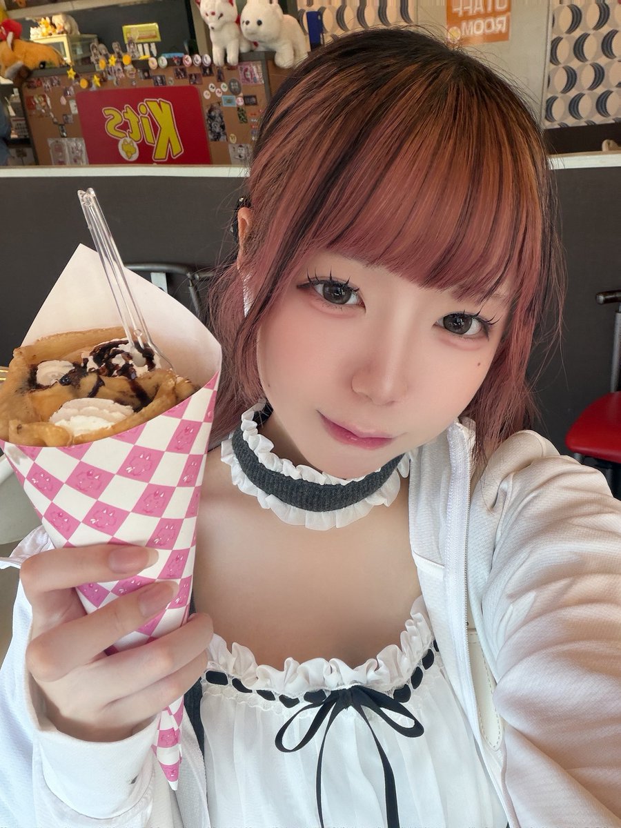POCHI_ARUME's tweet photo. これはオープニングムービーの時のぽち

明日のライブの髪型を悩んでいる
アメリカンショートヘアにしようかな

おやすみなさい⭐🌙 https://t.co/WWd9px3fkL
