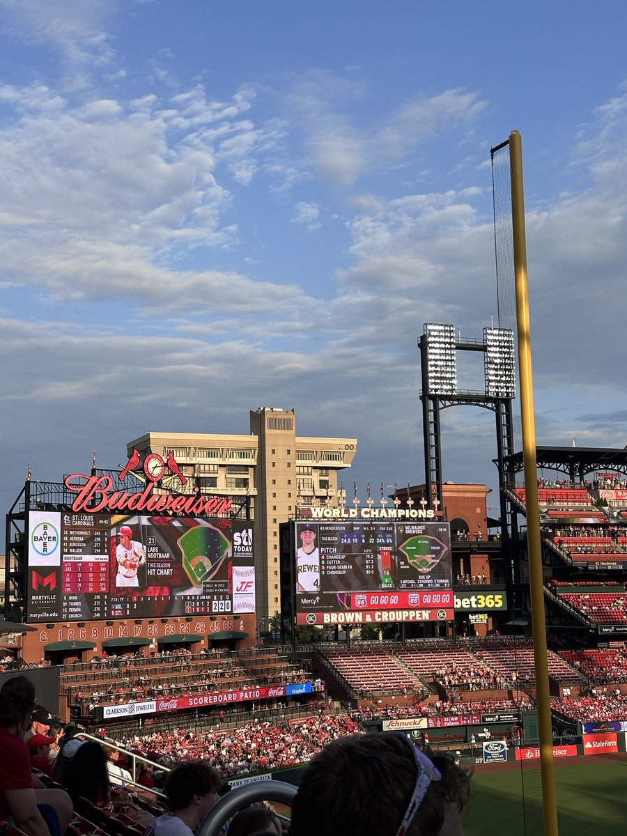 esly_el's tweet photo. another one down ⚾️, they have a crumbl in here for some reason 😭 https://t.co/BqDWvHupz2