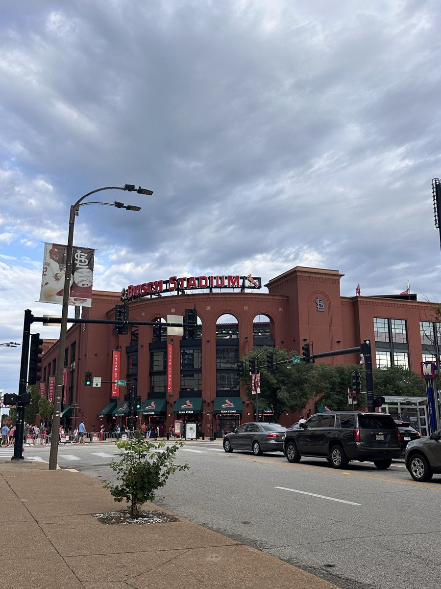 esly_el's tweet photo. another one down ⚾️, they have a crumbl in here for some reason 😭 https://t.co/BqDWvHupz2