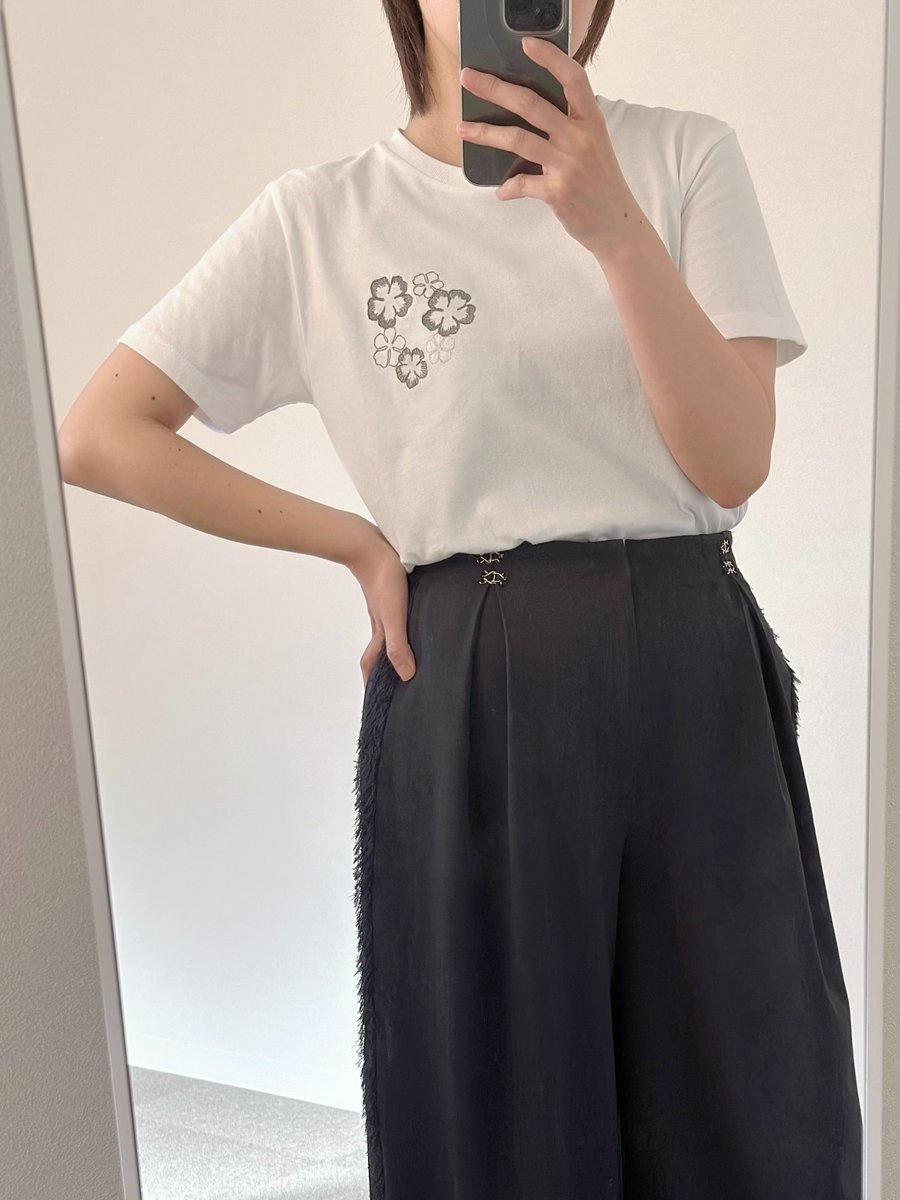 加奈様 シャツ F白 Tシャツの着用イメージ。ファーストサンプルなので、刺繍が完成系では