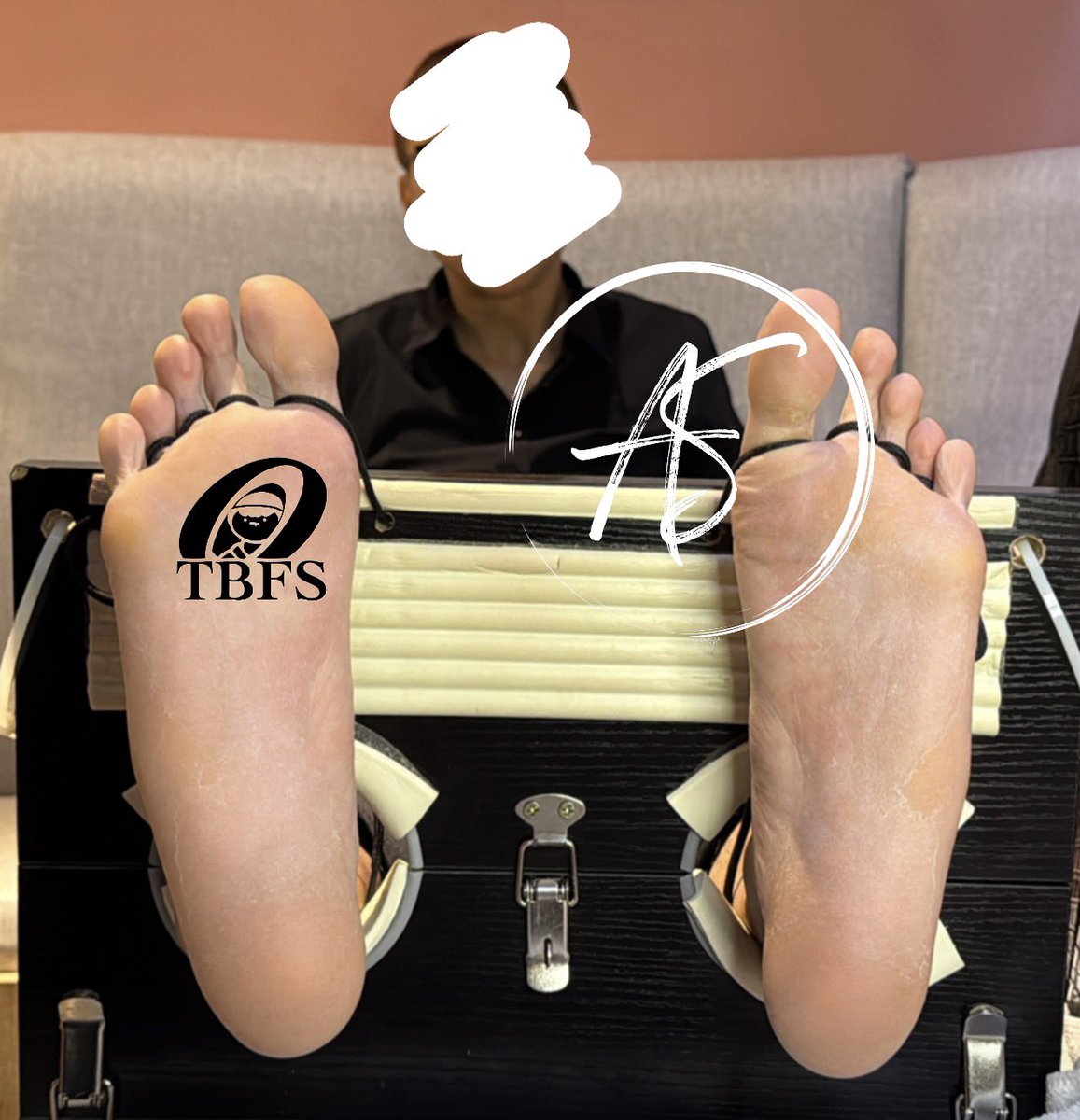 feettickling807's tweet photo. ‼️new video is now on sale‼️

今天更新了一個很特別的人，我不知道會不會有人喜歡這種土臺客，真的很土性的那種，這種人來被我這樣打還跟我演一小段劇情著實是我很大的突破，超好笑，只是我真的不知道接受度如何，所以賣得很便宜希望知道大家的感想，真的超土性的那種喔，有訂閱動態的去看他的花絮就知道��多土哈哈哈