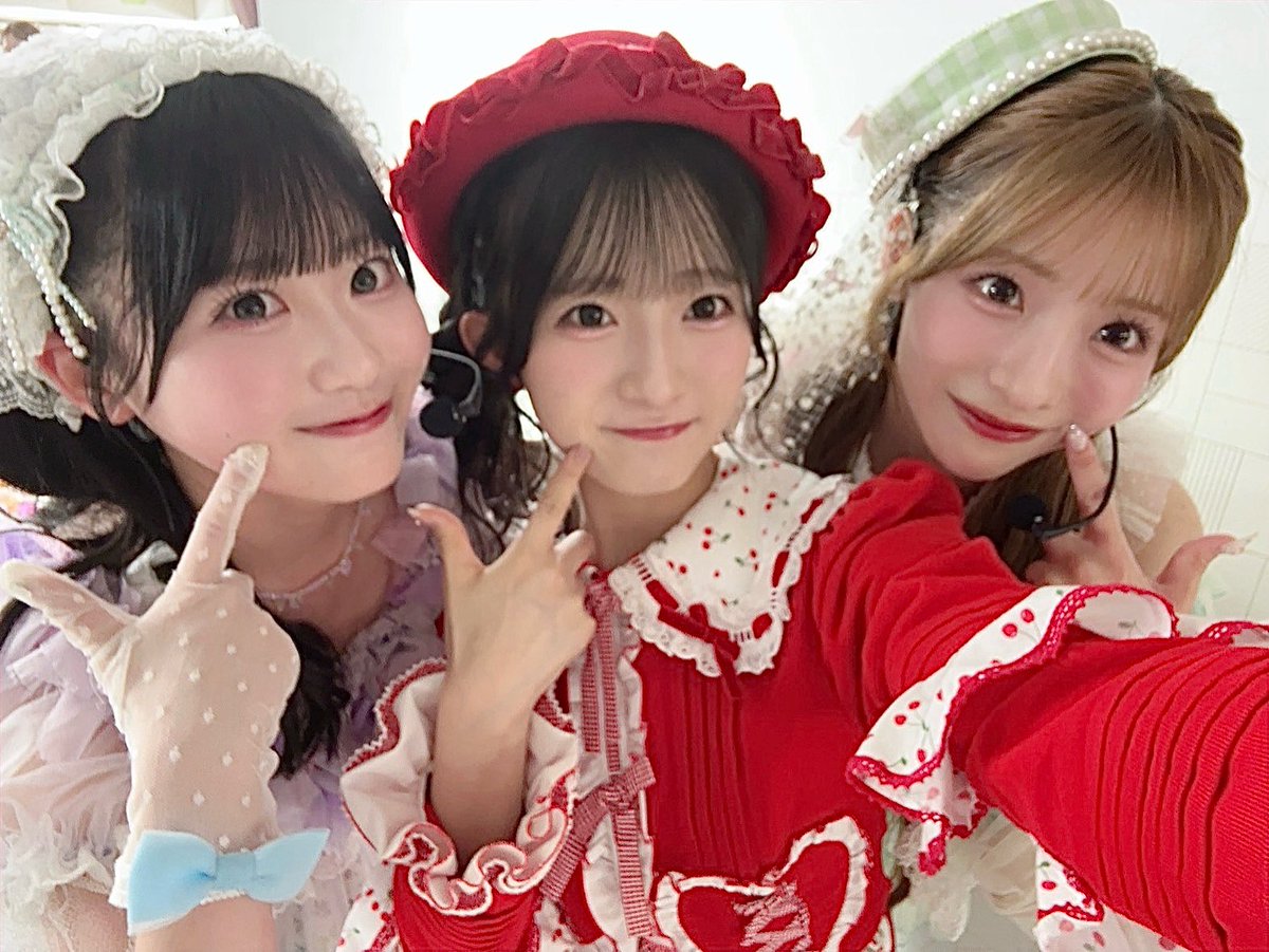 yunachan_akb48's tweet photo. #ここからだ公演 
ありがとうございました🍒

今日はMCでも色んなお話ができた気がします😚✨✨

髪型はゆなあづお揃い〜(また？😳って思った？笑笑)初めての髪型にしたよ！！

次は28日！！少し空いちゃうけどその間も一緒に色々頑張ろうね〜！！✊🏻 https://t.co/kWX5qSZ8oh