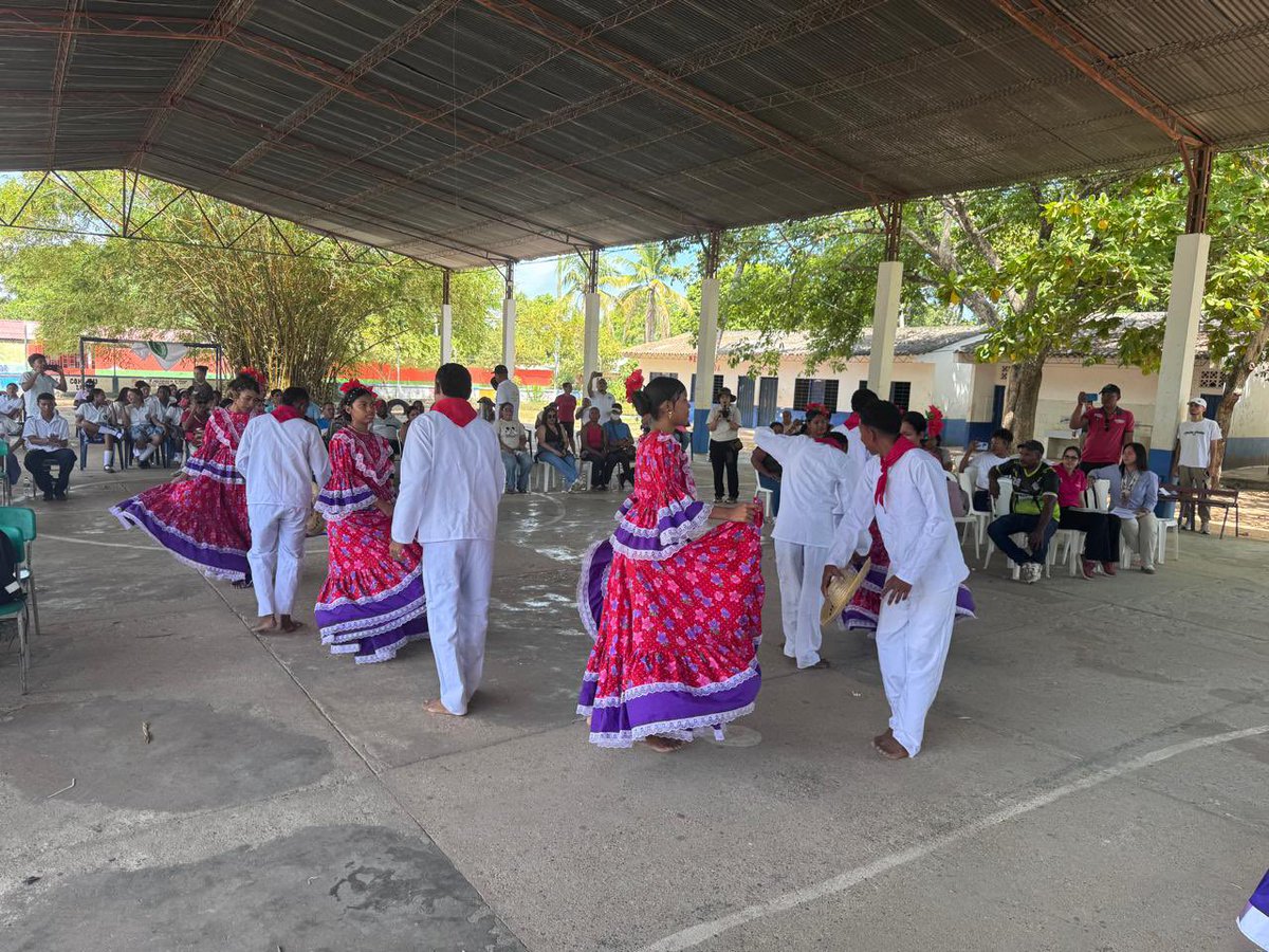 MMtcc36831's tweet photo. Acompañamos la Ruta del Amor del @Mineducacion en los corregimientos de Zapatosa y Santa Isabel y la Jagua de Ibirico. Se construyeron rutas con acuerdos por parte de la secretaría de educación departamental, la administración municipale y el ministerio de Educación. https://t.co/CnVaaOFvDt