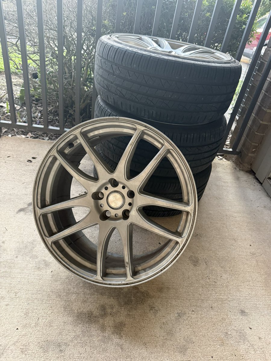 Brouzii_'s tweet photo. Wheels had a good run. 3/4 of the wheels have a crack starting https://t.co/YXj964uWdT