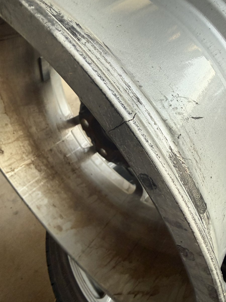 Brouzii_'s tweet photo. Wheels had a good run. 3/4 of the wheels have a crack starting https://t.co/YXj964uWdT