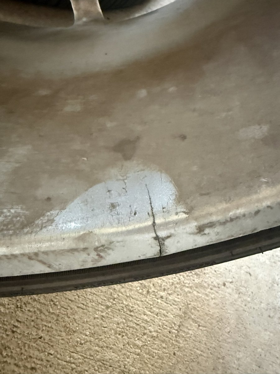 Brouzii_'s tweet photo. Wheels had a good run. 3/4 of the wheels have a crack starting https://t.co/YXj964uWdT