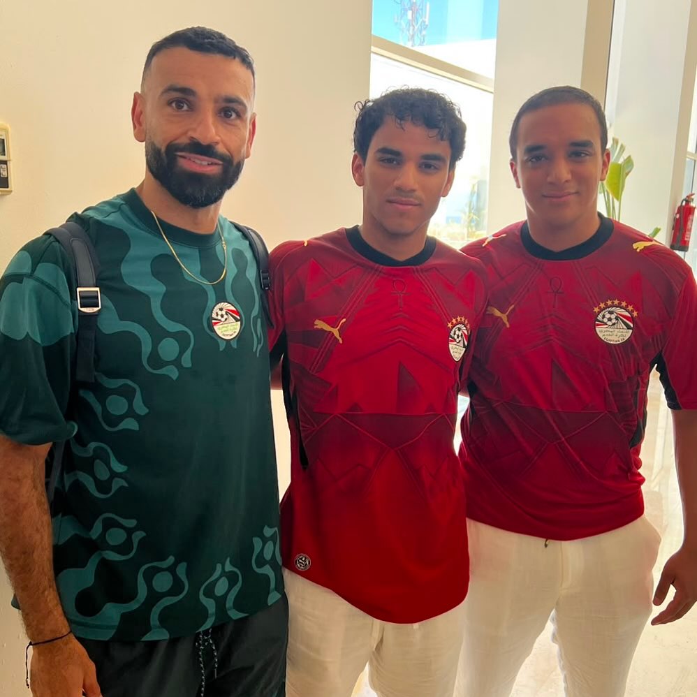 SalahWorld11's tweet photo. الأسطورة محمد صلاح مع المشجعين من الفندق🇪🇬 https://t.co/dTXNchYexu