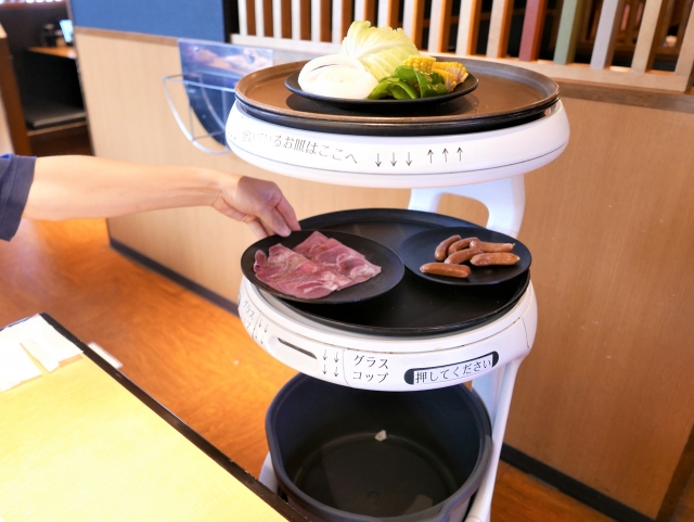 _i_cept's tweet photo. 日本政府が新たなロボット戦略を発表。AIとロボットで人手不足の解決を目���す https://t.co/IskpYN2cT8 https://t.co/kQCVC97iPj