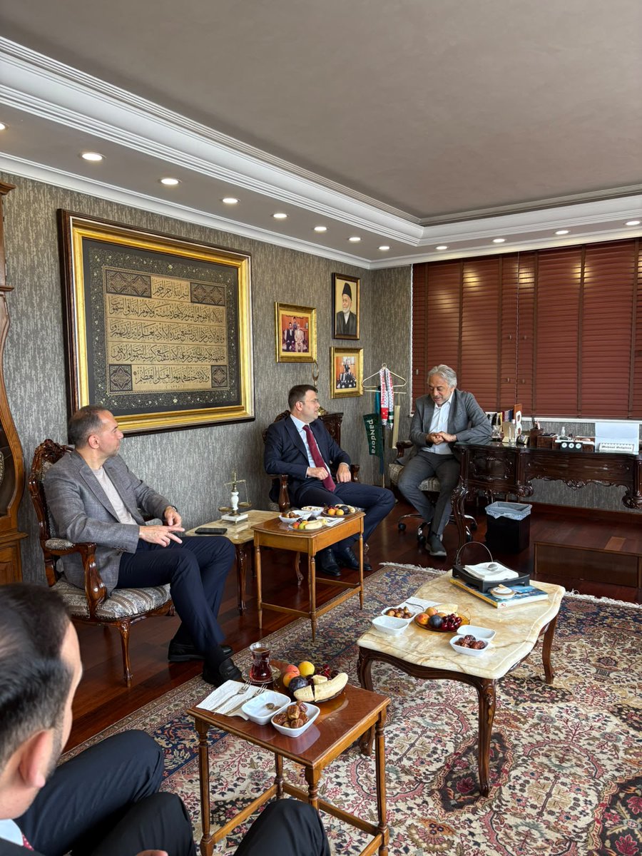adev_tr's tweet photo. Vakfımızda çok değerli misafirlerimiz vardı. 🌿 

Niğde Valimiz Sayın Nedim Akmeşe ve Niğde Belediye Başkanımız Sayın Emrah Özdemir vakıf merkezimizi ziyaret ederek bizleri şereflendirdiler. 🇹🇷✨ https://t.co/eh9ZWOev3p